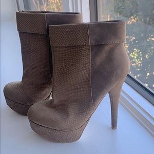 JustFab 5.5” Textured Booties Tan Sz 8.5